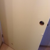 DIY シリーズ 7回目 ドアシリーズ２回目 トイレドア　洗面所ドア　カッティングシート貼り & ドアノブ替え