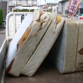 名古屋市内にてマットレスの回収作業